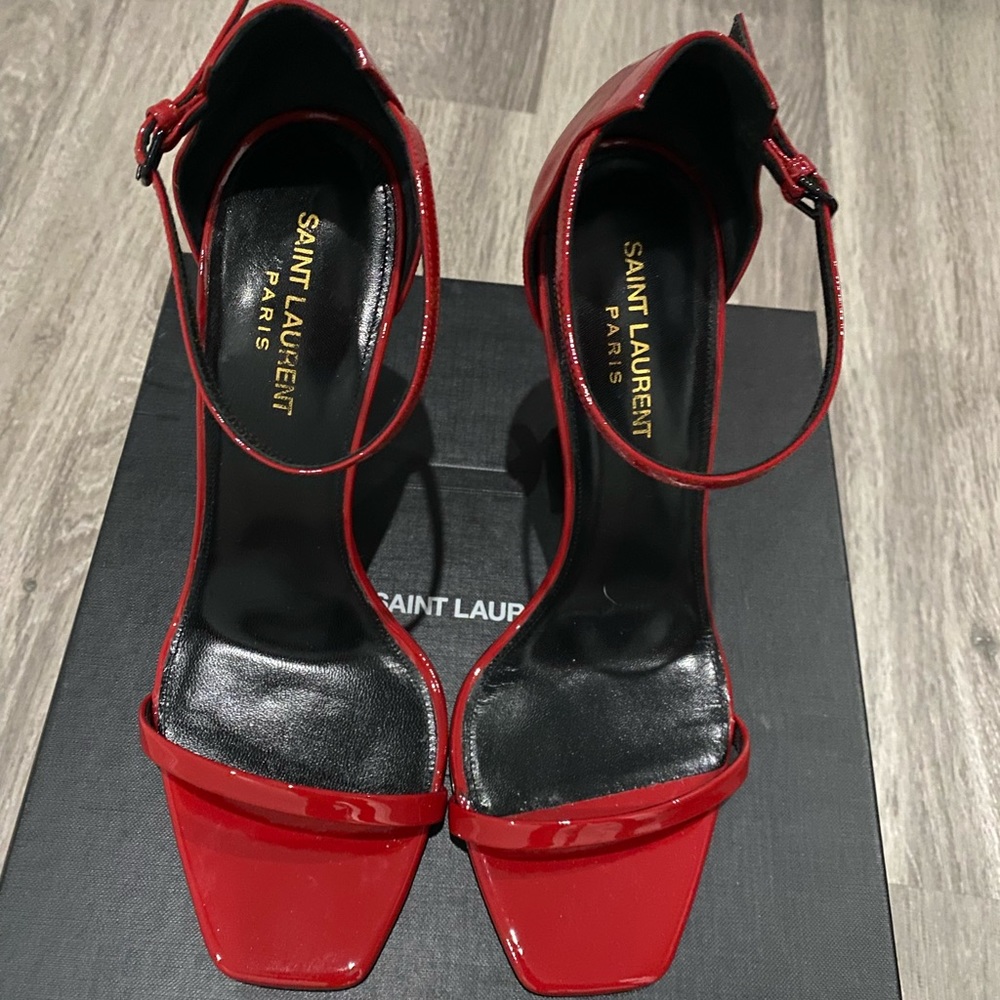 OPYUM SANDALS IN PATENT LEATHER WITH BLACK HEEL
